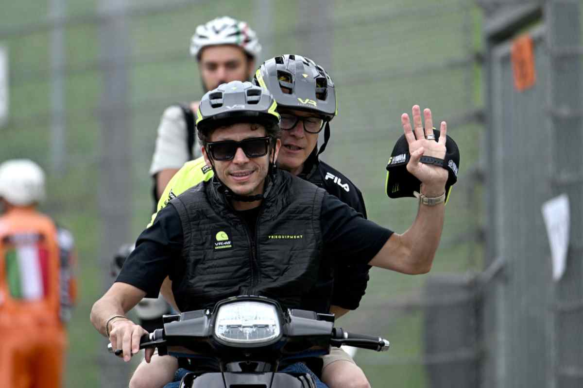 A Pesaro il casco gigante dedicato a Valentino Rossi