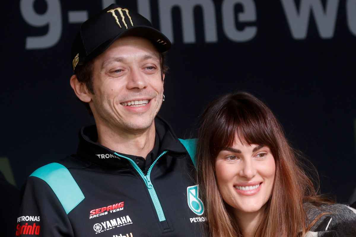 Valentino Rossi con la sua compagna Francesca Sofia Novella