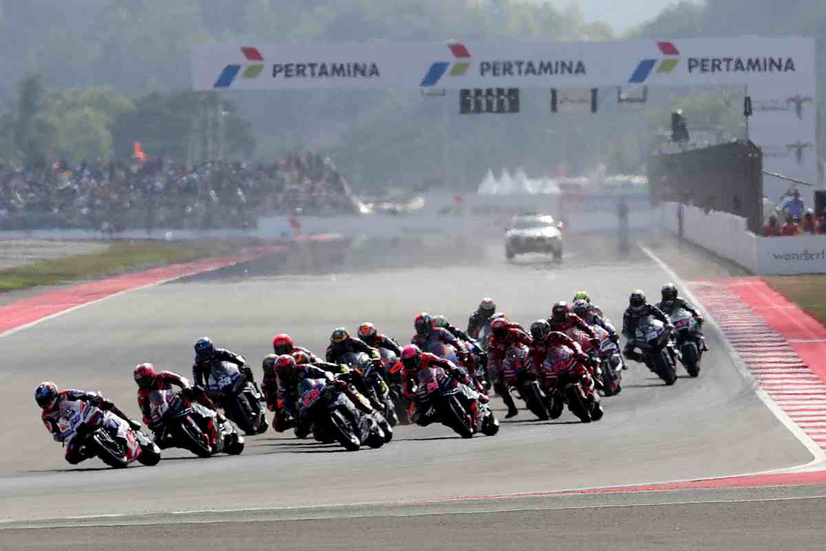 MotoGP clamoroso ritiro