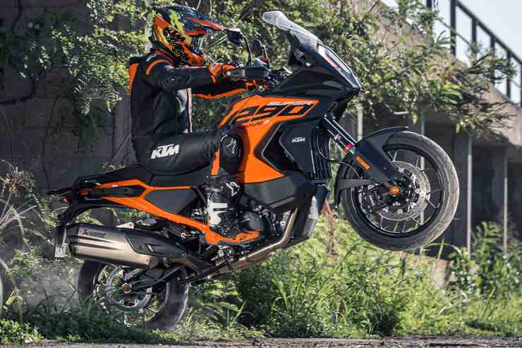 KTM 1290 Super Adventure S fa tremare la BMW R 1300 GS