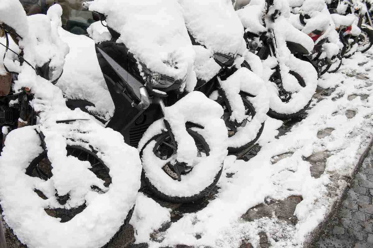 Motociclette congelate nella neve