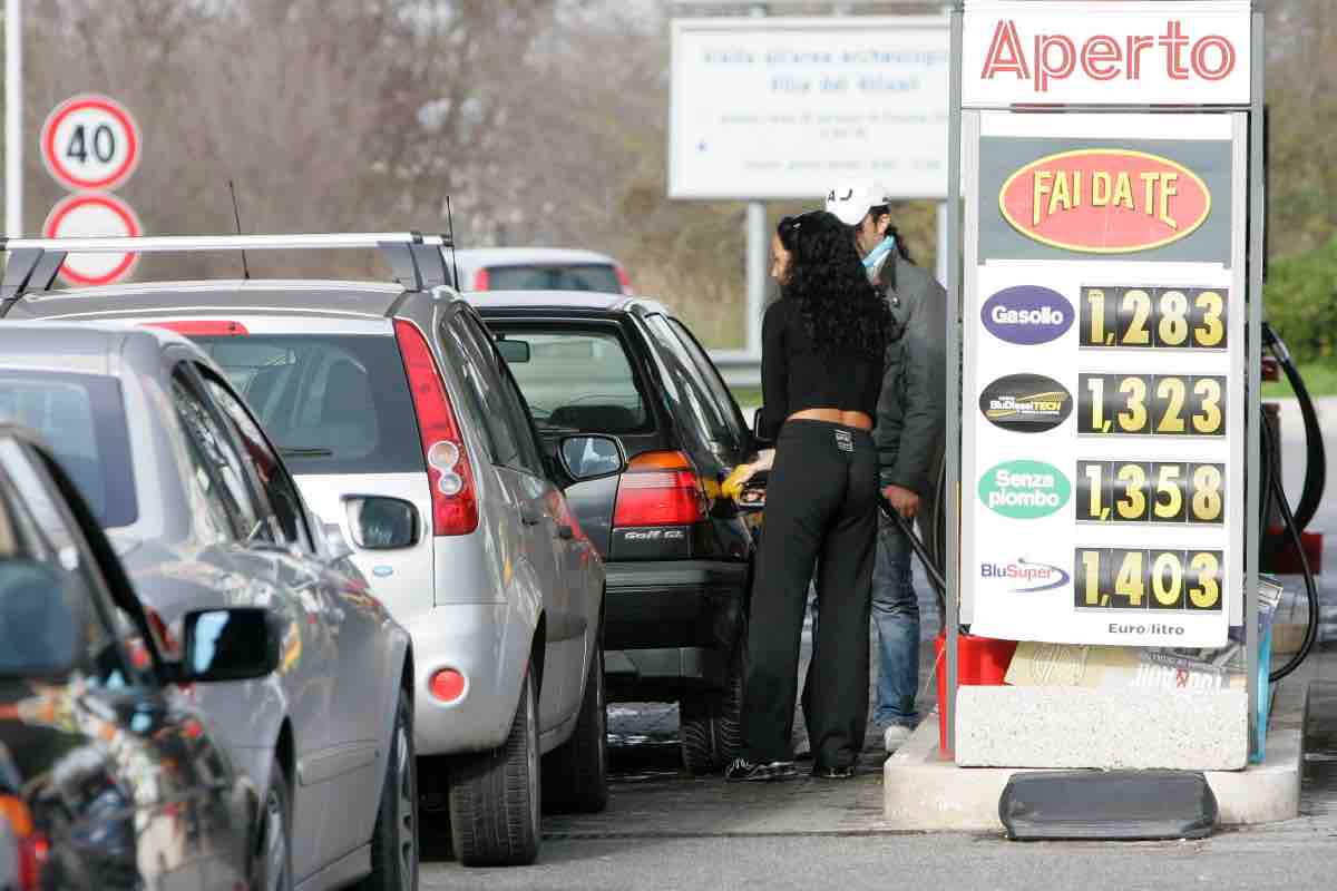 Diesel benzina costo in calo