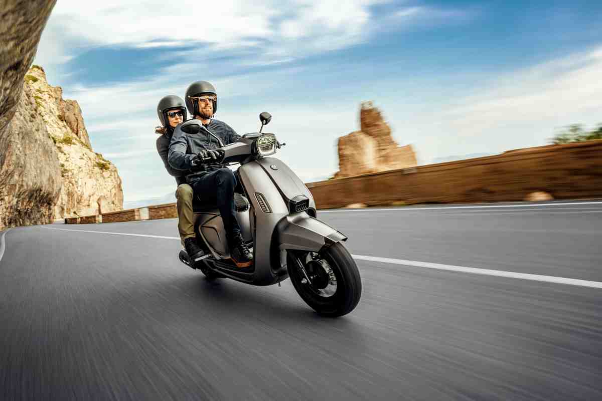 Vespa, il clone iper tecnologico spiazza Piaggio: ha conquistato tutti col suo prezzo