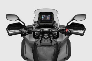 Restyling totale per sfidare il T-MAX, il nuovo scooterone Honda è un SUV a due ruote