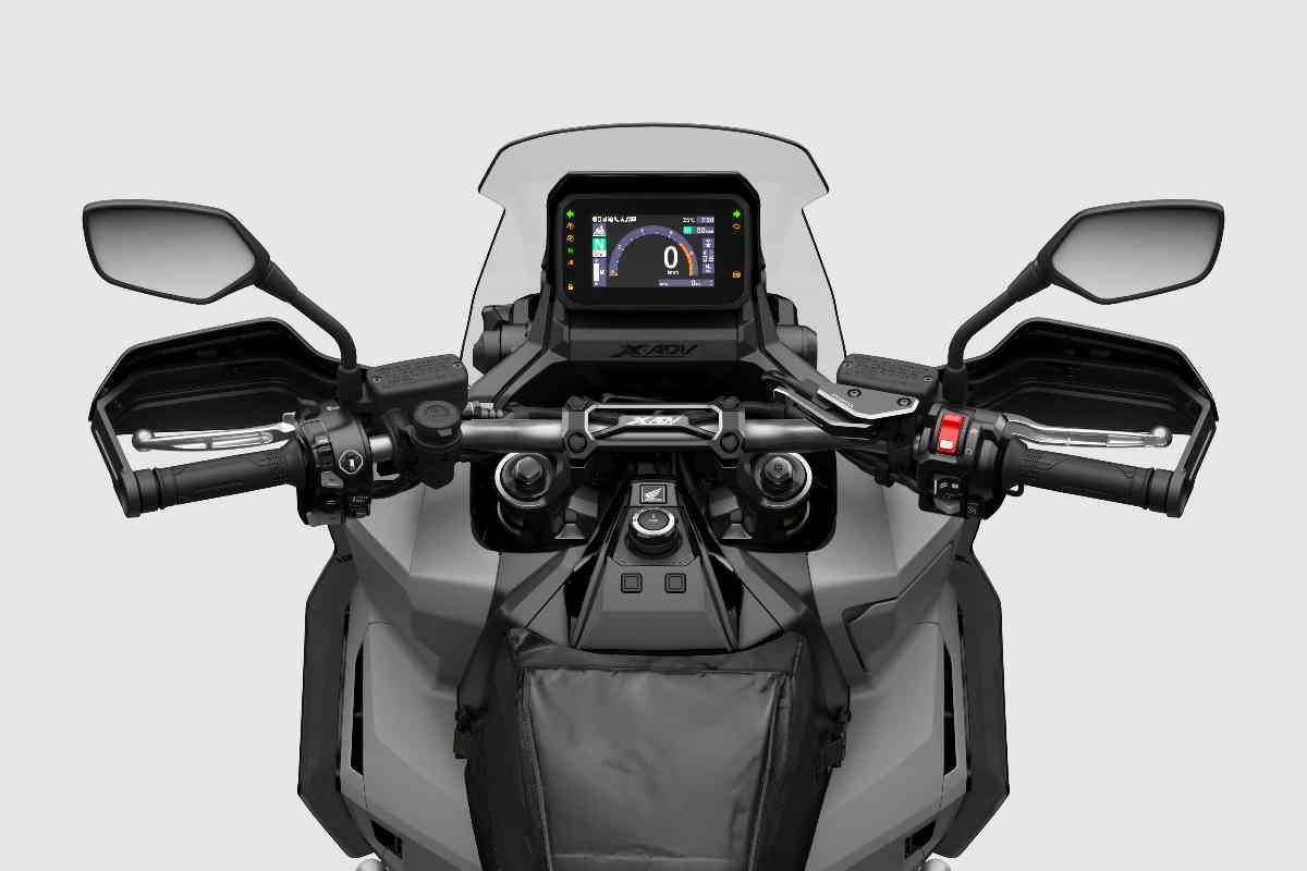 Restyling totale per sfidare il T-MAX, il nuovo scooterone Honda è un SUV a due ruote