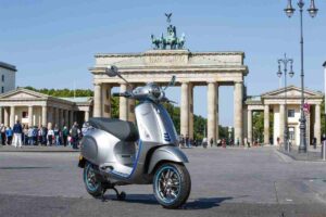 Vespa, il clone iper tecnologico spiazza Piaggio: ha conquistato tutti col suo prezzo