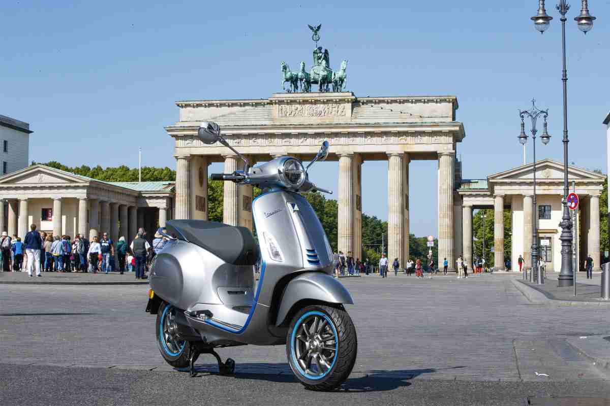 Vespa, il clone iper tecnologico spiazza Piaggio: ha conquistato tutti col suo prezzo