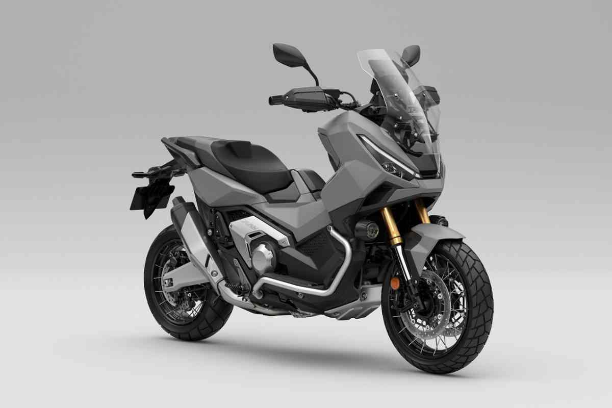 Honda X-ADV 2025, ora Yamaha T-Max trema: prezzi e dettagli