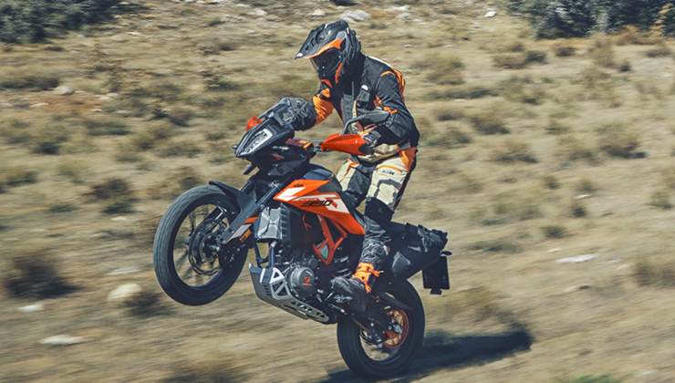 Motociclista alla guida della KTM 390 Adventure