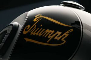 Logo Triumph stampato sulla moto