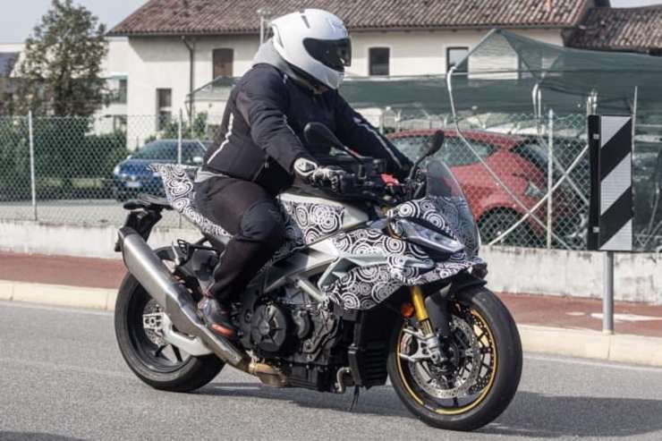 Aprilia Tuono V4 nuova foto spia