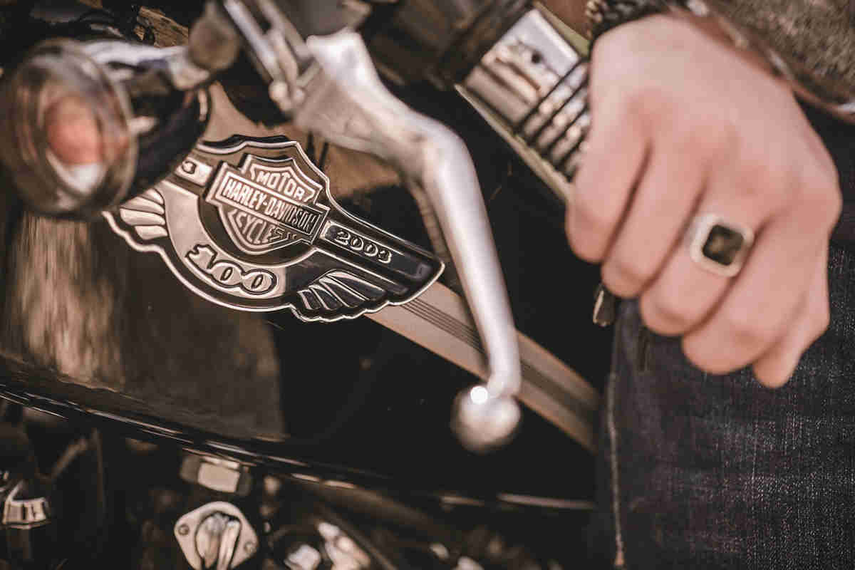 Primo piano di un motociclista sulla sua Harley Davidson