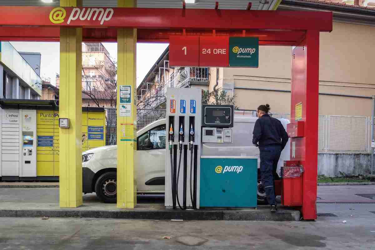 benzina prezzo inferiore pompe bianche