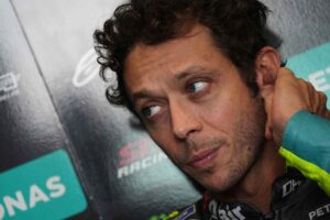 Valentino Rossi pensieroso