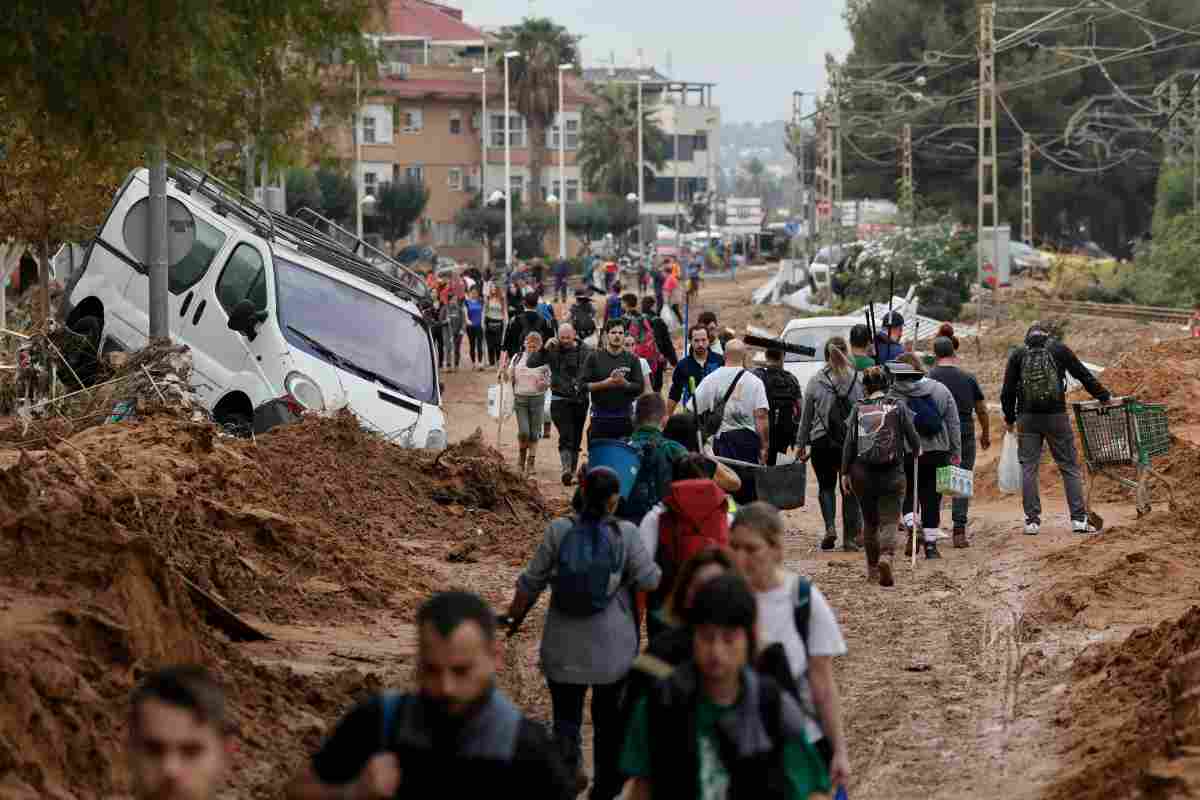 La gente in strada per l'alluvione di Valencia