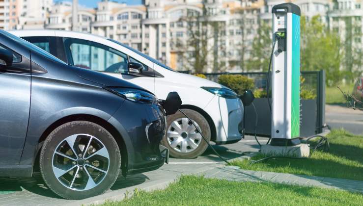 Due auto elettriche in sosta per la ricarica