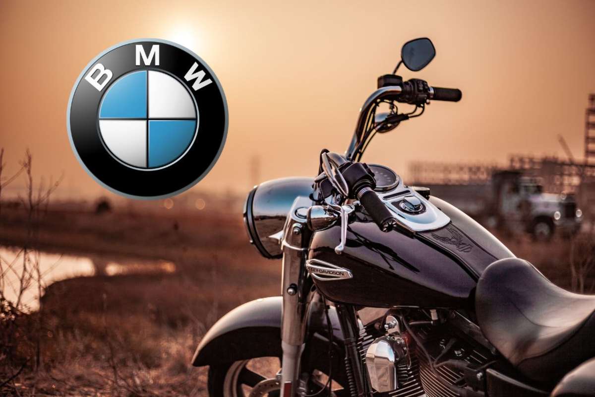 Il logo BMW e di fianco la parte anteriore di una moto