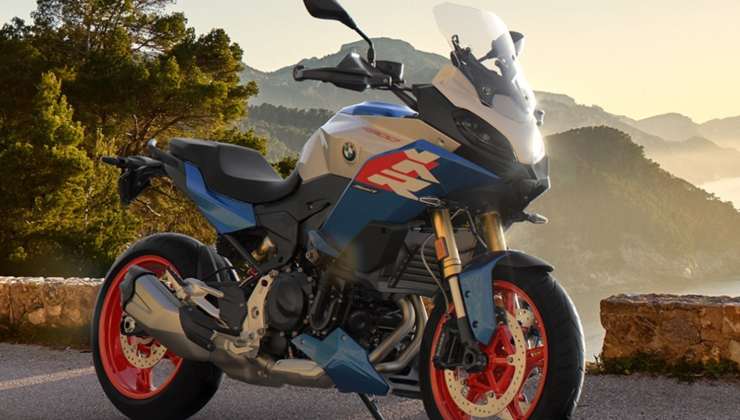 La BMW F900XR su una strada