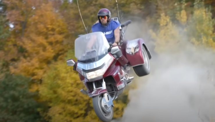 La Honda Gold Wing effettua il salto