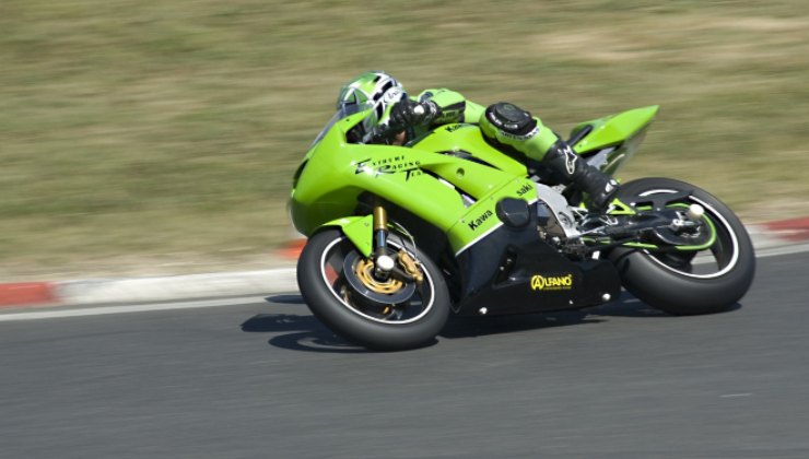 Una Kawasaki mentre affronta una curva in pista