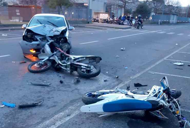 Incidente fra un'auto e due moto durante gara clandestina