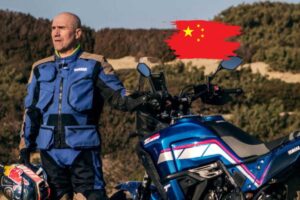 Teneré Yamaha e di fianco un motociclista