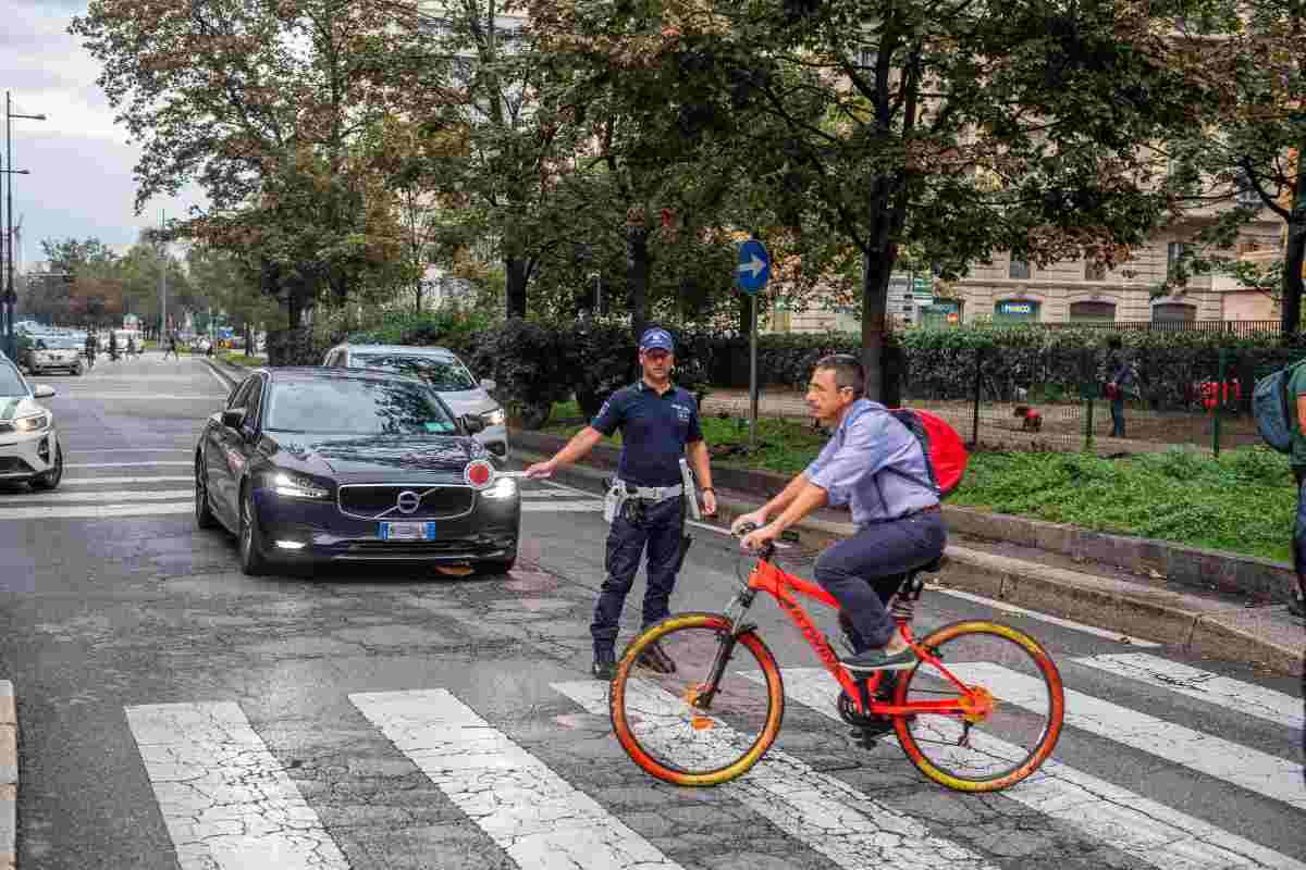 Ciclista sulle strisce pedonali