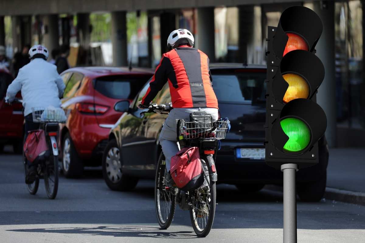 ciclisti nuova legge stop al semaforo