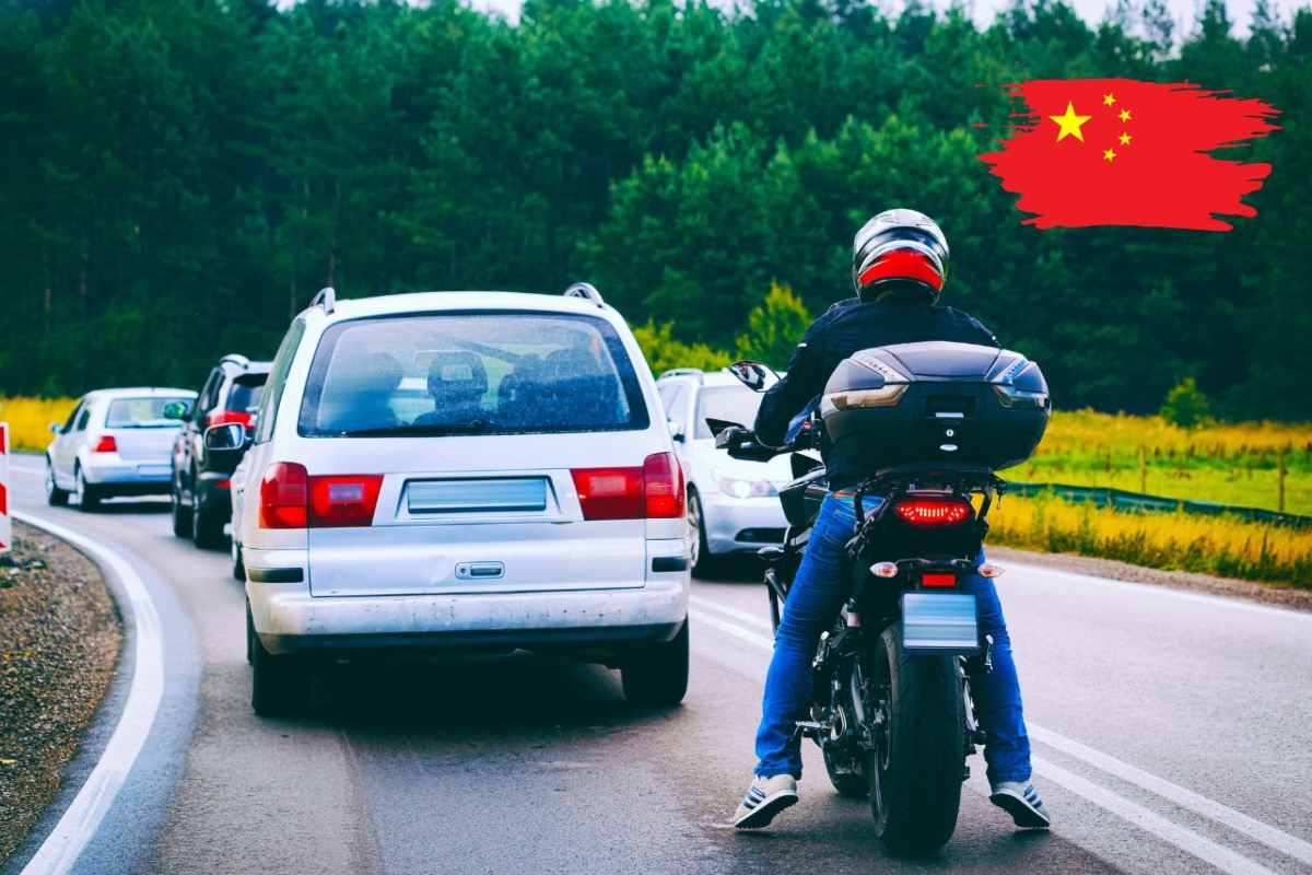 Auto e moto viste da dietro e in alto a destra una bandiera cinese