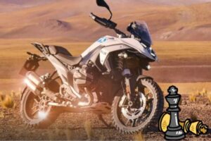 La BMW R 1300 GS e in basso a destra il disegno di uno scacco nero in piedi e uno giallo caduto