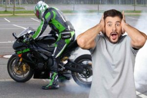 Una Kawasaki impegnata in un burnout e a destra un uomo meravigliato