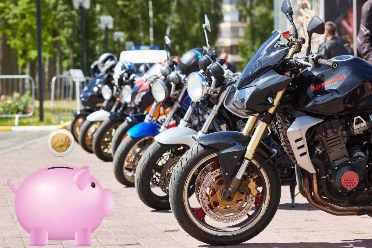 Fila di moto parcheggiate e in basso a sinistra il disegno di un salvadanaio con una moneta da 2 euro