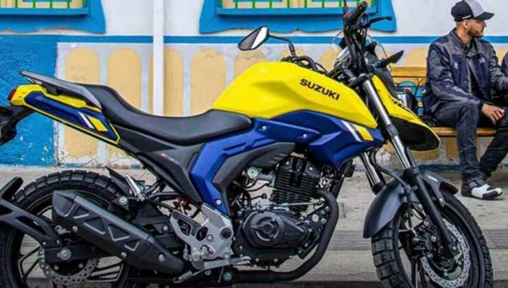 La Suzuki V-Storm e dietro un ragazzo seduto su una panchina