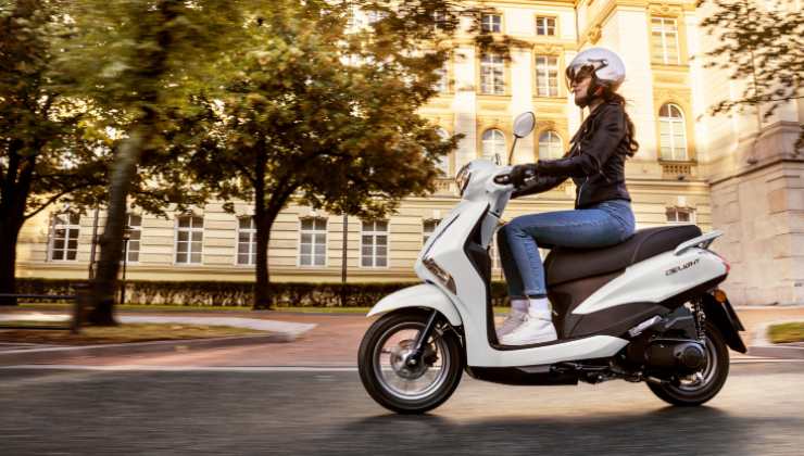 Una donna in sella allo scooter Yamaha D'elight 125