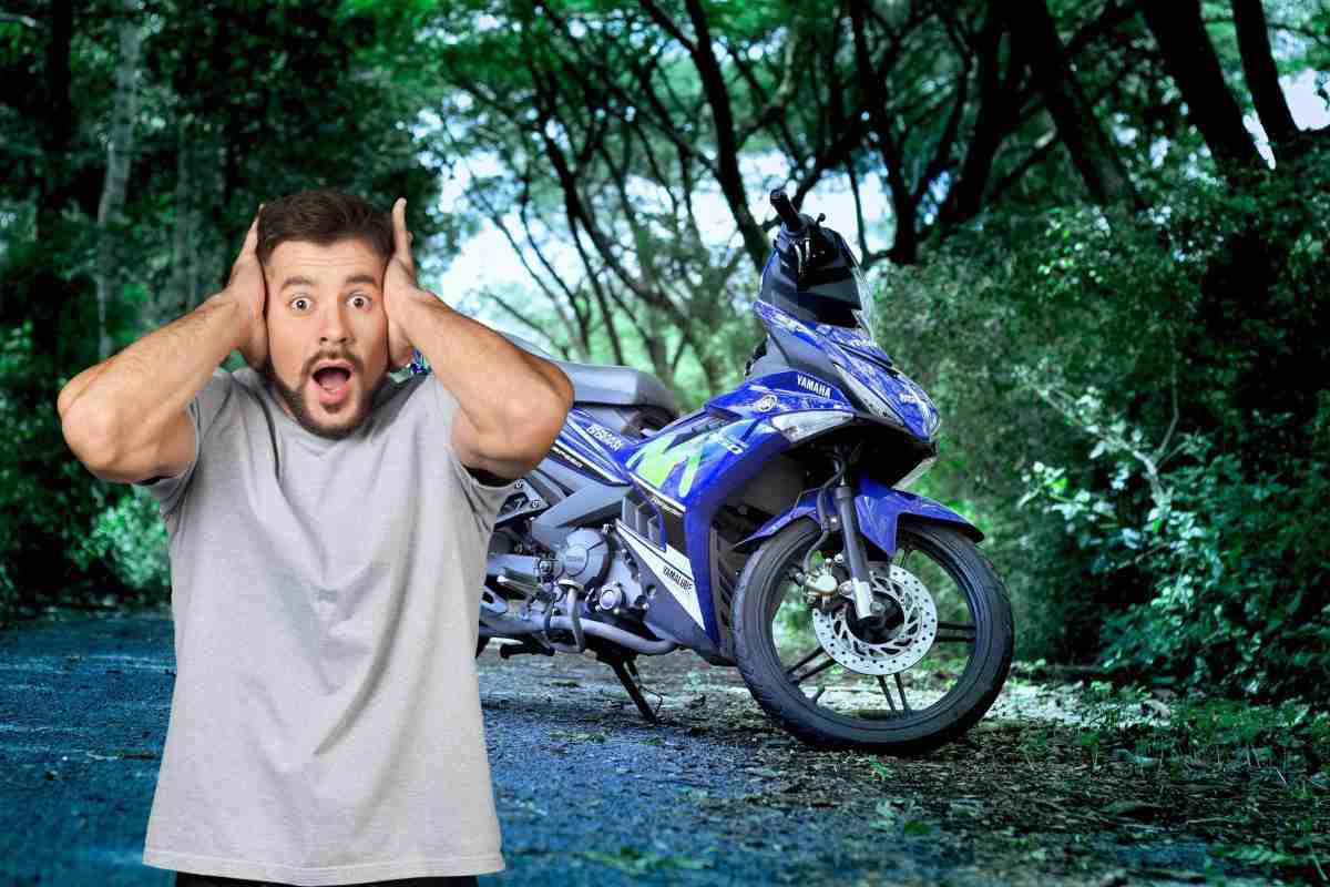 Un uomo sorpreso e una Yamaha in un bosco