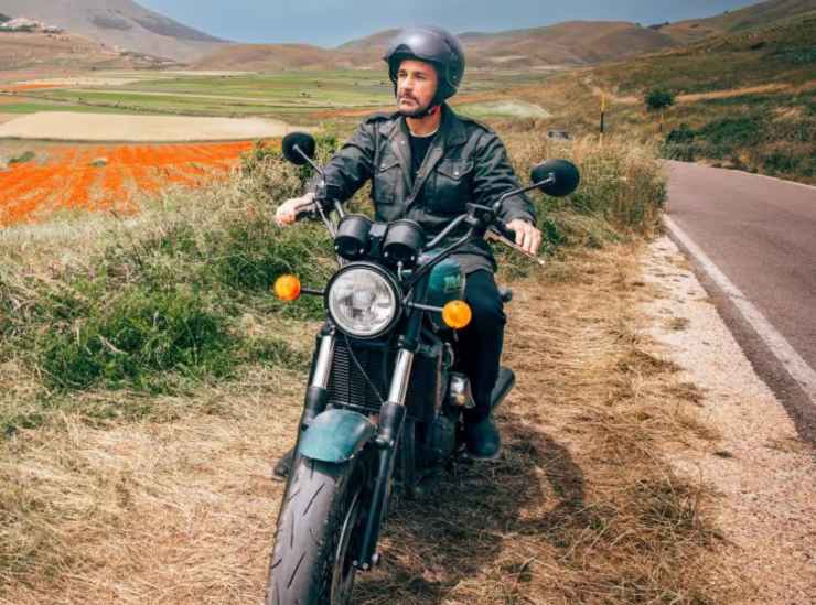 Raoul Bova con la Triumph Legend