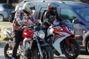 Motociclisti alla guida