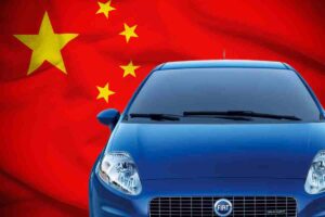 Potresti confonderla con una FIAT Punto, ma è elettrica e arriva dalla Cina