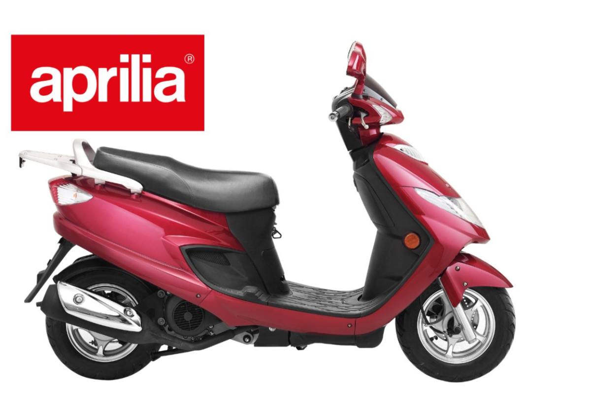 il logo Aprilia e uno scooter rosso