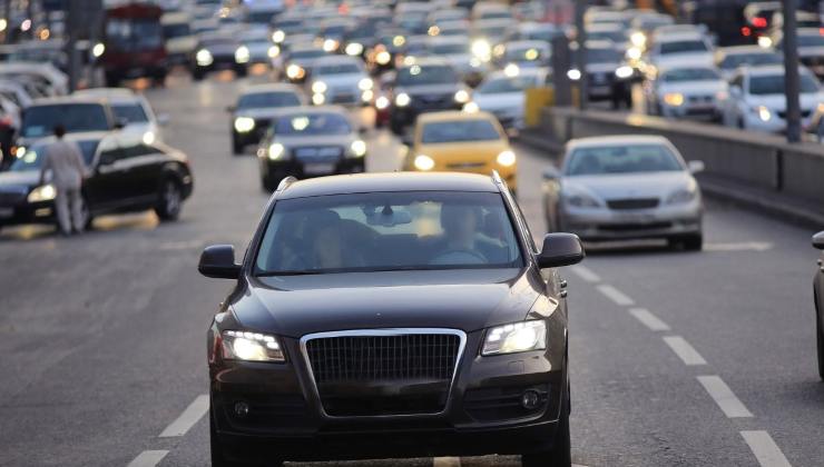 Delle auto in strada