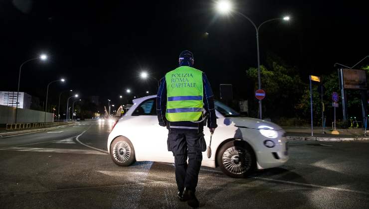 Un poliziotto ferma un'auto a Roma