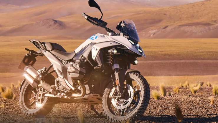 La BMW R 1300 GS su una strada sterrata