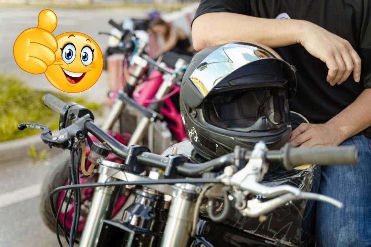 Una persona appoggia il braccio su un casco riposto sul manubrio di una moto, a sinistra l'emoticon con il pollice su