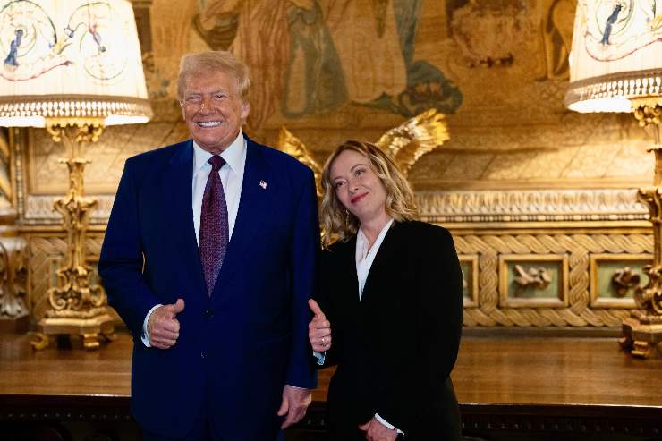 Donald Trump e Giorgia Meloni sorridenti