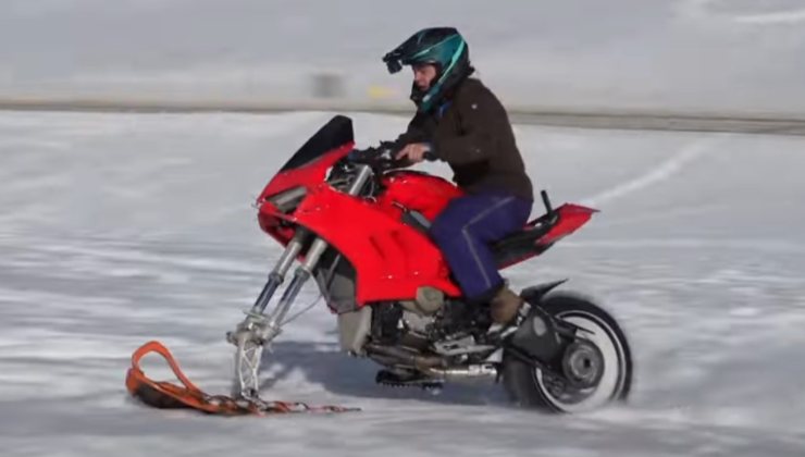 La Ducati Panigale V4 trasformata in motoslitta in azione sulla neve