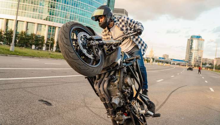 Persona su una moto fa un'impennata