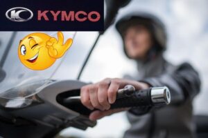 Il logo Kymco, un emoticon che fa segno ok e una persona su uno scooter