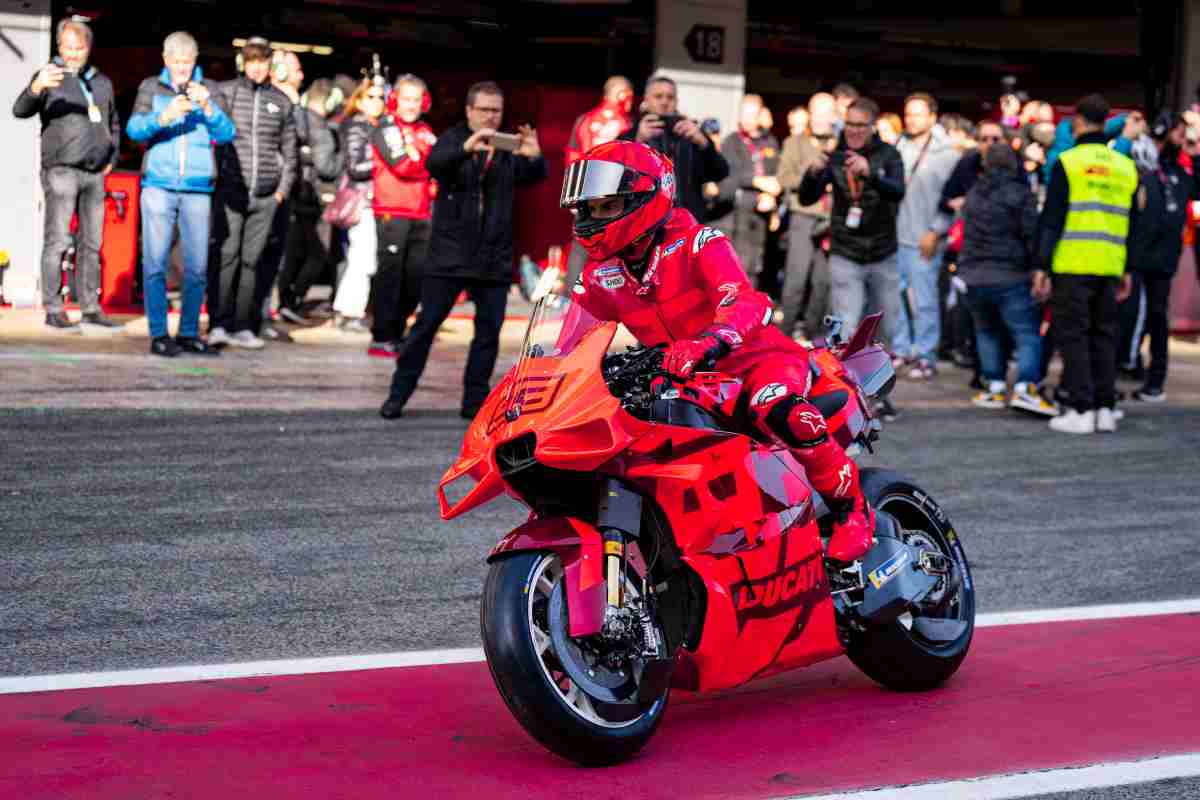 Marquez entra in pista con la Ducati