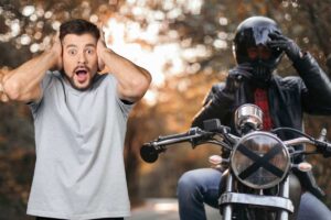 Una persona su una moto vintage e a sinistra un uomo meravigliato