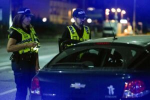 Agenti della polizia locale fermano un'auto